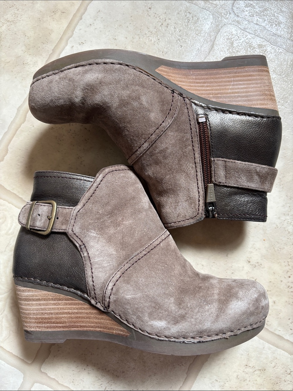 Dansko Shirley Boot Womens Size
37 Brown Leather Wedge 2 in.
Heel Bootie 6.5